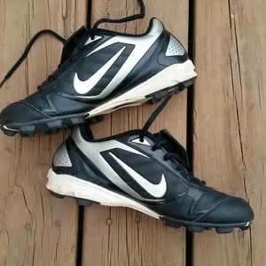 Big Boys baseball cleats size 5.